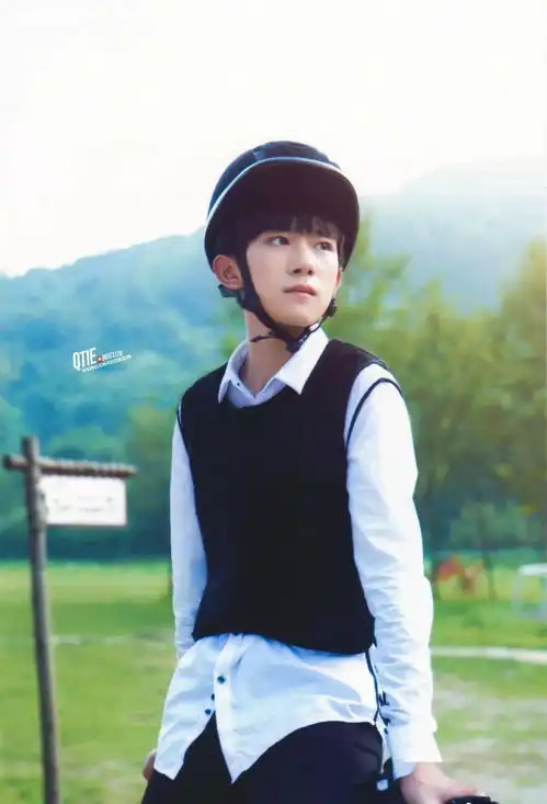 易烊千玺骑马照
