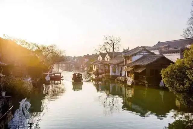 老了,找个小镇相伴到老
