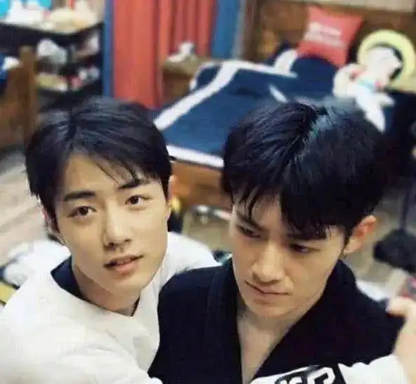 他是肖战最好的兄弟,出道被逼喝油漆,参加选秀失败成龙丹妮弃子