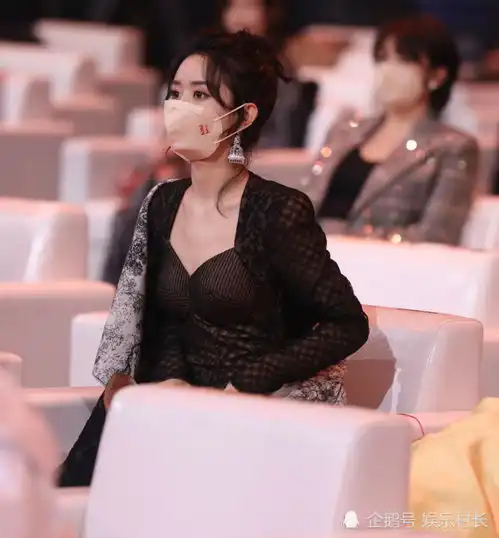 赵丽颖吴亦凡微博之夜被磕糖cp,二人打招呼好有爱,对视后颖宝急忙转头
