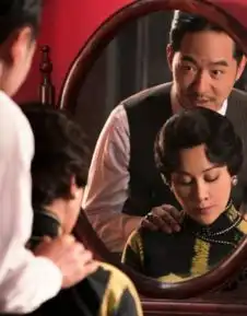 刘嘉玲晒半生缘剧照对镜梳妆美如画