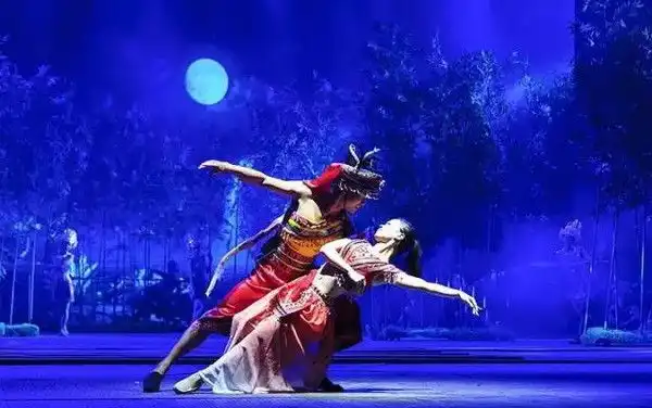 黄金女团树屋女孩首次公开亮相,劲歌热舞嗨爆全场