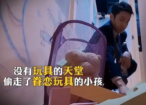 撒贝宁一家游迪士尼,妹妹粉色外套可爱十足,李白皮肤白到发光