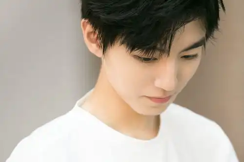 有没有一些王俊凯的高清图片适合做电脑桌面或是一些蓝海图
