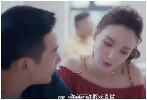 2010年神话剧组,张萌穿衣暴露,胡歌我把茶杯丢过去
