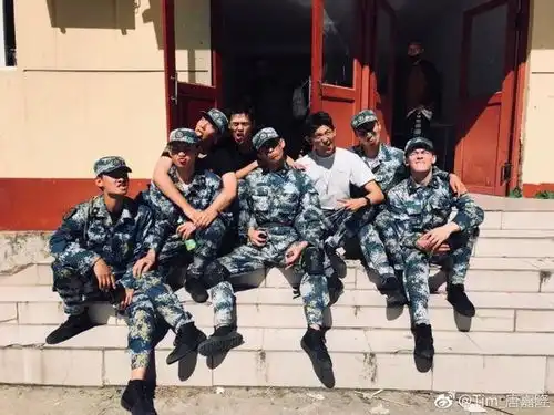 明星军训宋祖儿同学高颜值,吴磊合影c位霸气,杨紫照片好真实
