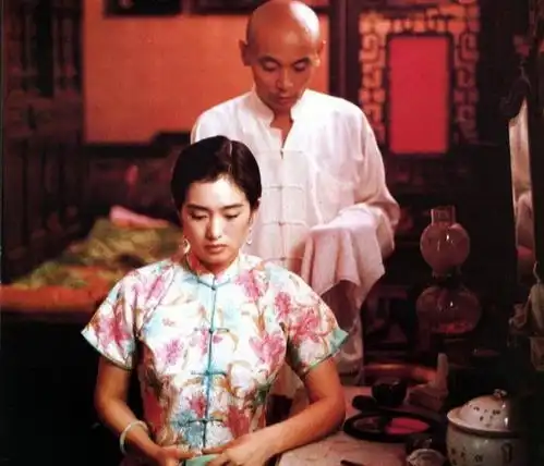 张艺谋改编活着活着不是为了活着本身,而是把绝望变成希望
