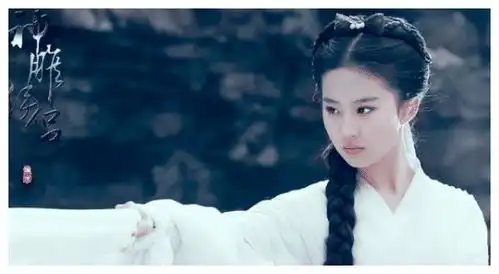 她饰演小龙女爆红,28岁抛弃交往3年男友,今32岁依旧单身
