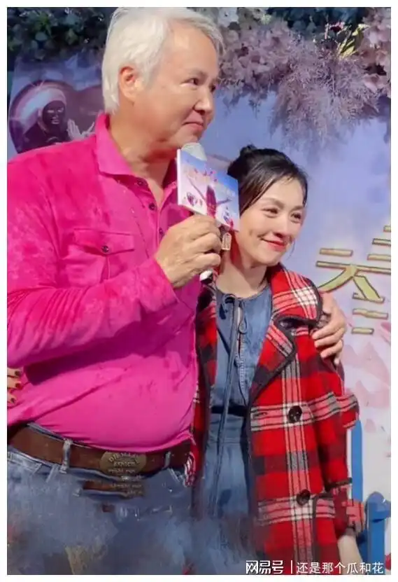 林瑞阳61岁生日,张庭率众女员工下跪比心,迷惑行为被网友骂惨