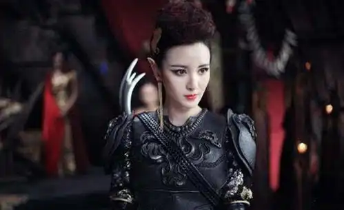 穿着盔甲的8位美人,杨幂张萌令人惊艳,热巴却画风突变
