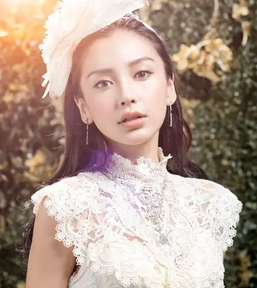 angelababy变身童话公主独爱温柔型男带点坏
