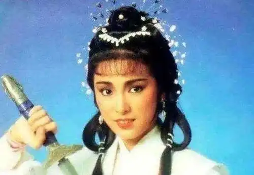 她是第一代俏黄蓉,被成龙抛弃,发誓终身不嫁,今65活成少女
