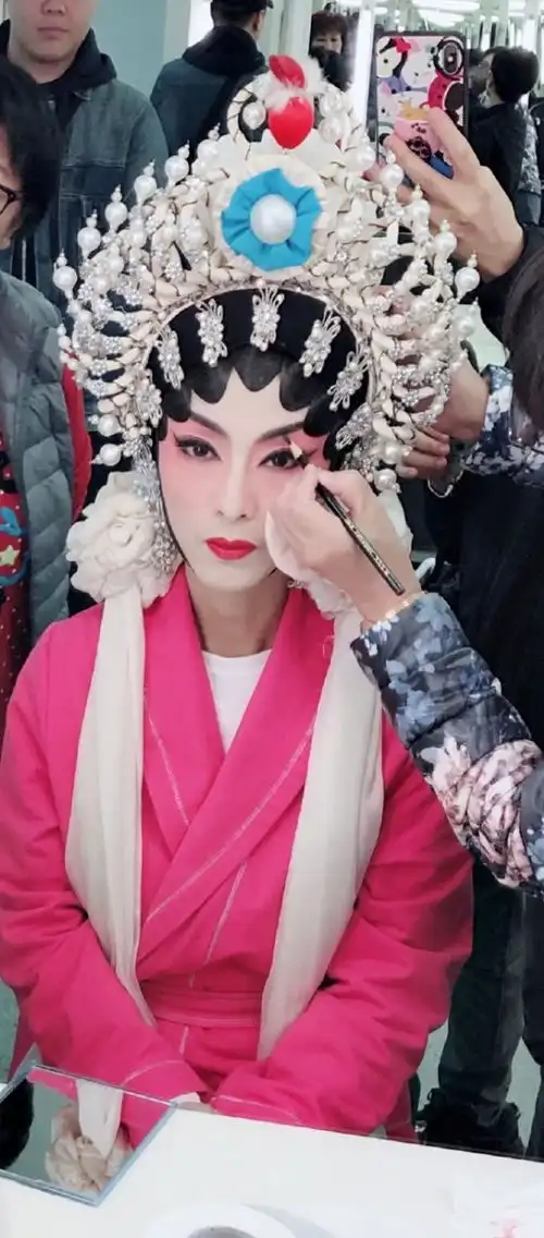 65岁米雪晒京剧造型超惊艳,与84岁谢贤同框越活越年轻
