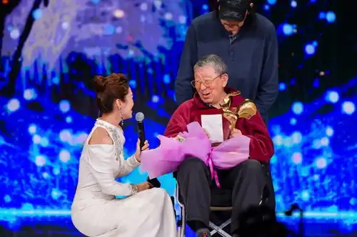 第33届中国电影金鸡奖颁奖典礼举行李屹于伟国出席并颁发终身成就奖