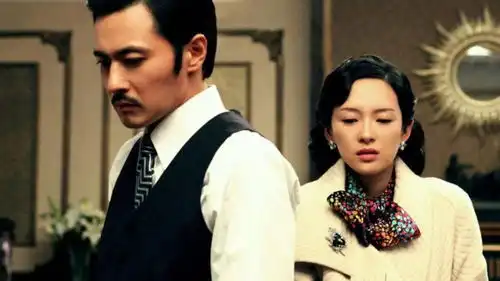 2000年,章子怡穿红肚兜跟张艺谋上台领奖,下台后张艺谋破口大骂