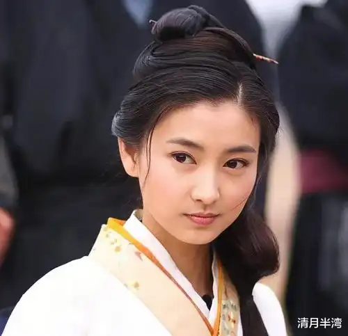 当斓曦在秀场上艳压群芳,才知道穿对了衣服的国泰民安脸是真高级
