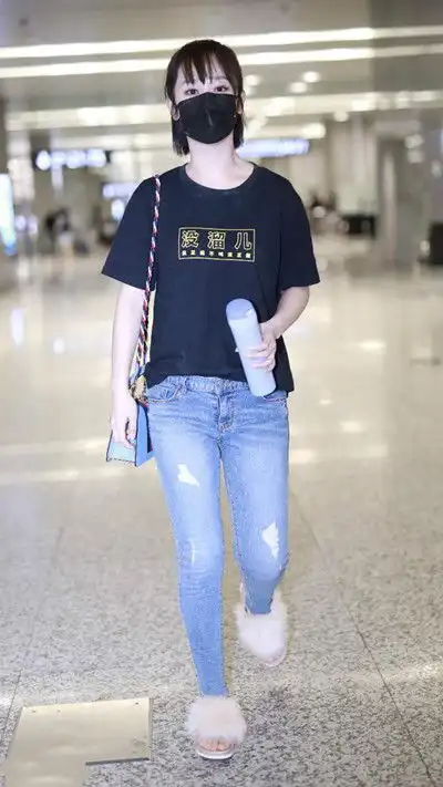 杨紫穿黑t配毛拖鞋,分手心情不好造型都很丧