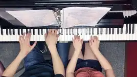 ewanandclara的四手联弹,曲子是闻香识女人中跳舞那段的配乐,中文翻译成一步之遥啦.