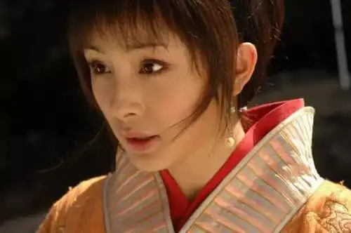 富翁和帅哥同时来提亲,父母问女儿选谁,女儿含羞伸出两只胳臂