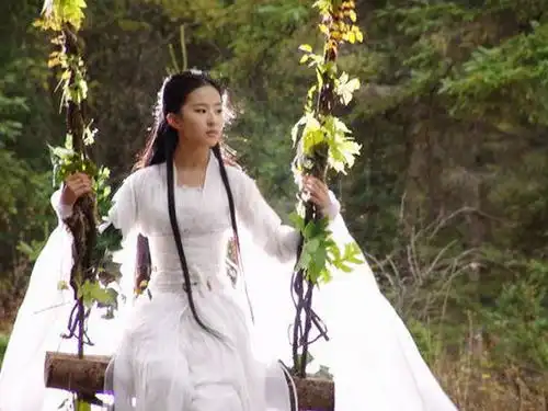 同是小龙女妆佟丽娅惊为天人,迪丽热巴却让人不知如何评价
