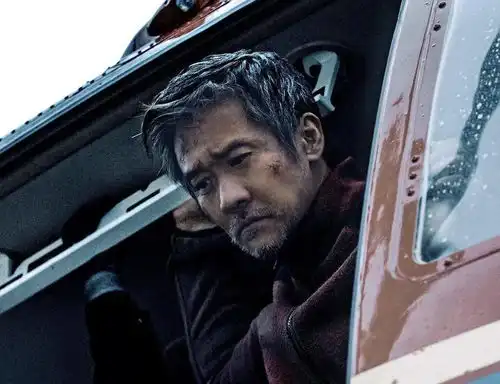 峰爆首播,朱一龙致敬铁建人
