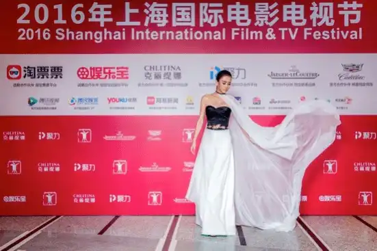 龙女郎母其弥雅与成龙李治廷携功夫瑜伽亮相
