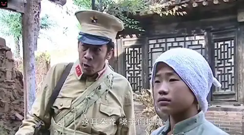 小兵张嘎鬼子进村扫荡,嘎子狂扔手榴弹,炸的鬼子嗷嗷直叫
