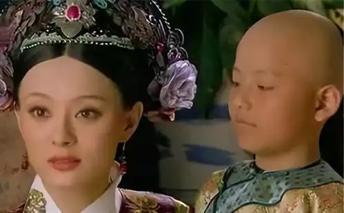 她把弘曕过继给果郡王,让自己的养子把自己唯一的亲子贬为庶民
