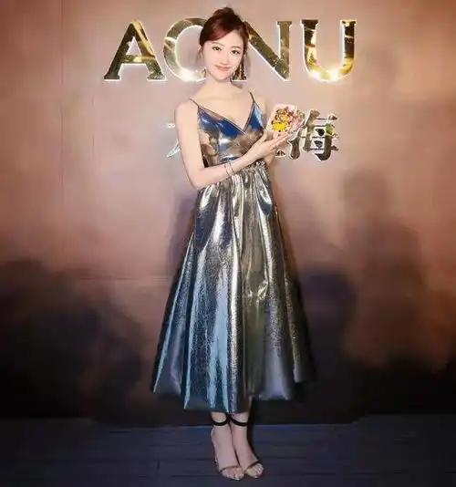 景甜出席活动真招摇,穿吊带裙扎马尾辫,造型清爽尽显好身形