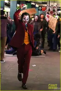 dc电影小丑新剧照蝙蝠侠之父现身,丑爷情妇亮了