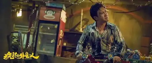 宁浩疯狂的外星人杀青首曝剧照黄渤顶着爆炸头亮相沈腾变身油腻暴发户
