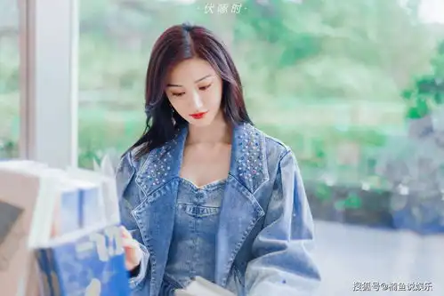 景甜牛仔套装真抢眼长发飘飘深情回眸,司藤小姐气质满分