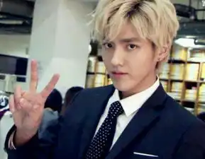 明星哪里最好看王俊凯美腰勾人霍建华成睫毛精
