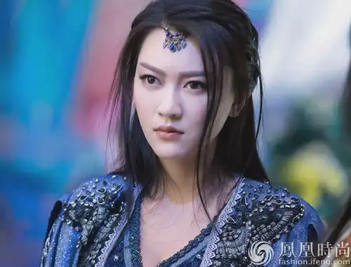 逯恣祯幻城黑色礼服帅气中微露性感
