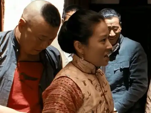让子弹飞师爷房中出现的妻子和孩子,并不是他亲人,原因很简单
