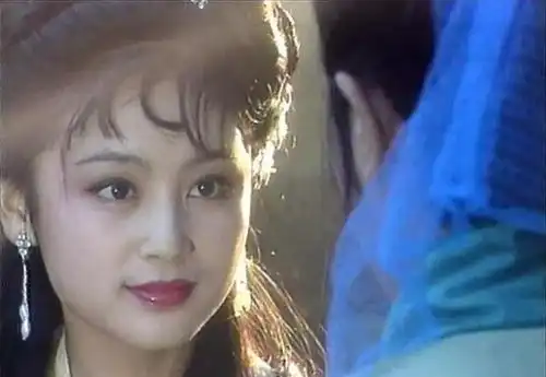 因太美,饰演丫头抢走主角风采,如今52岁的她发福到不敢认
