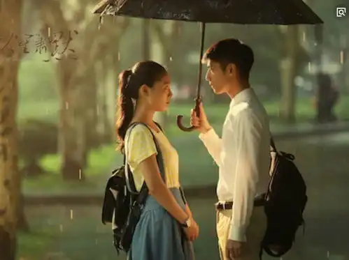 罗云熙和别人合影都是老老实实,唯独和她亲密,网友真羡慕
