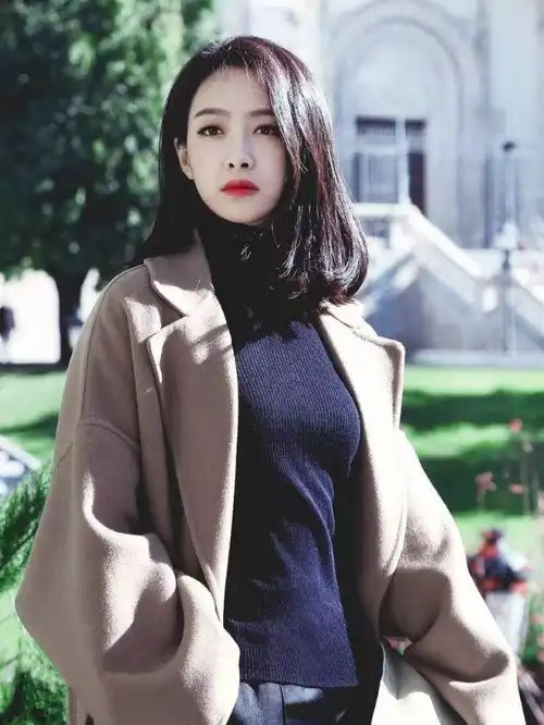 宋茜回归后越来越有范,穿t恤牛仔裤秀出时尚感,潮得不敢认