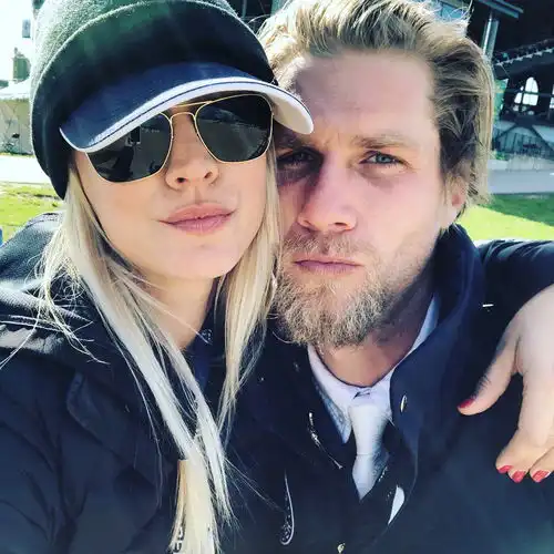 生活大爆炸佩妮在马厩里结婚,还邀请了前男友,这个人你们都认识
