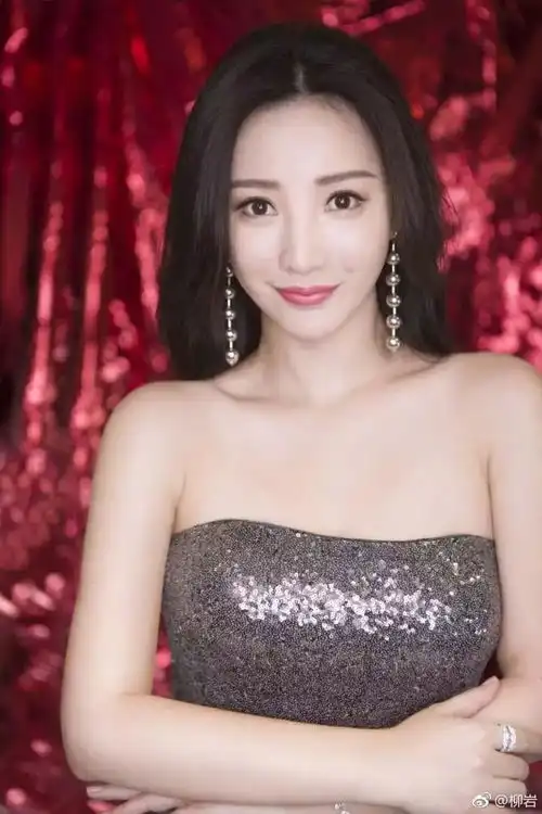 网友商场偶遇柳岩,现场淡定解锁各种自拍姿势
