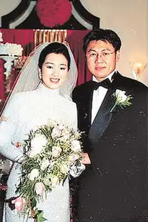 巩俐现在一个人
