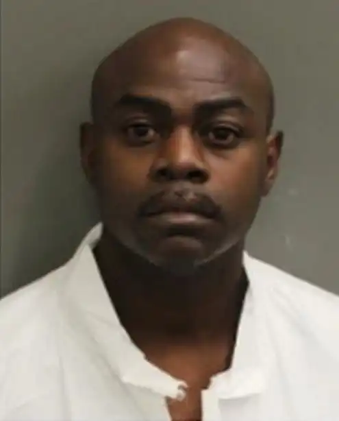 女子举枪自卫,因不忍开枪在女儿面前被活活捅死