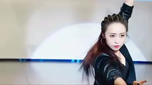 倾城时光非主流美女穿高跟鞋表演武术,表演真叫一个无奈