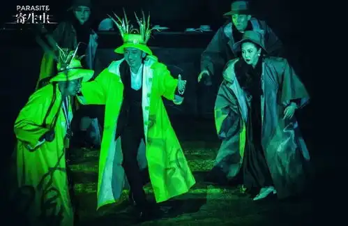 改编自同名现象级电影,舞台剧寄生虫用幻想现实主义讲述荒诞的黑色幽默
