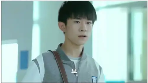 我们的少年时代王俊凯跟千玺闹矛盾,王源担心睡不着,熬成熊猫眼被千玺调侃