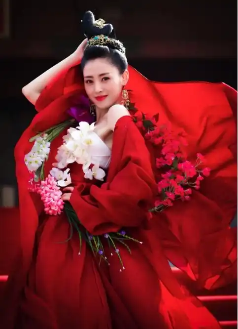 曾经的太子妃,现在的小仵作,剧组越穷作品质量越高

