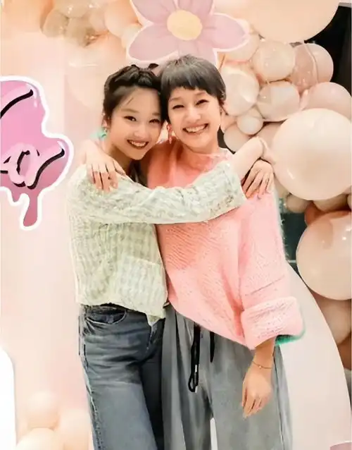 马伊琍16岁女儿为爸爸过父亲节,文章配合女儿歪头卖萌画风超有爱
