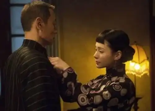 姨太太范秀美18岁丈夫去世,护送嫡子朋友胡兰成,却彼此暗生情愫