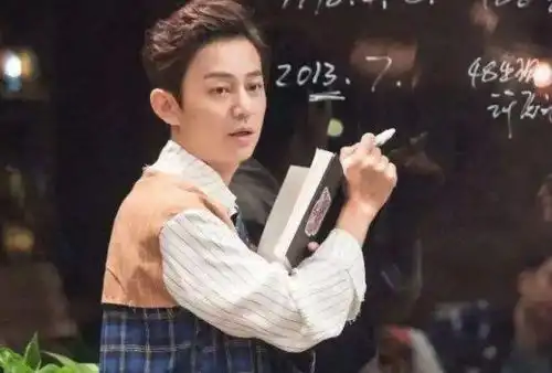 他们两个人同年出生,都是娱乐圈的大才子,长相也很相似
