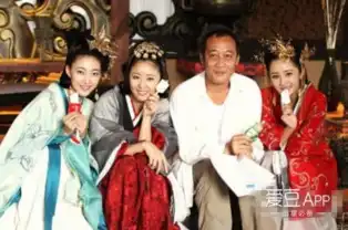 穿古装梳发髻却吹风扇玩自拍,古装戏的花絮照好穿越又好爆笑